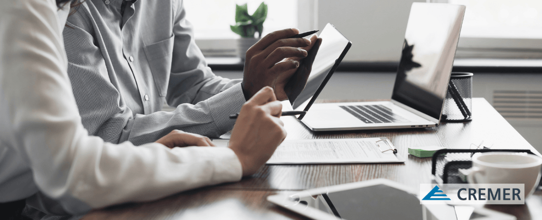 Ein Notebook und Hände