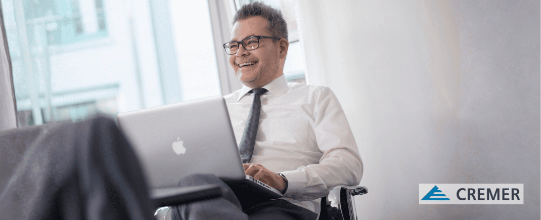 Mann im Business Outfit mit freundlich lachendem Gesicht